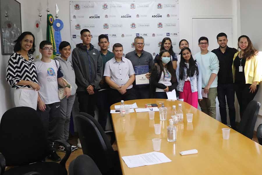 Prefeito recebe estudantes da Escola do Legislativo